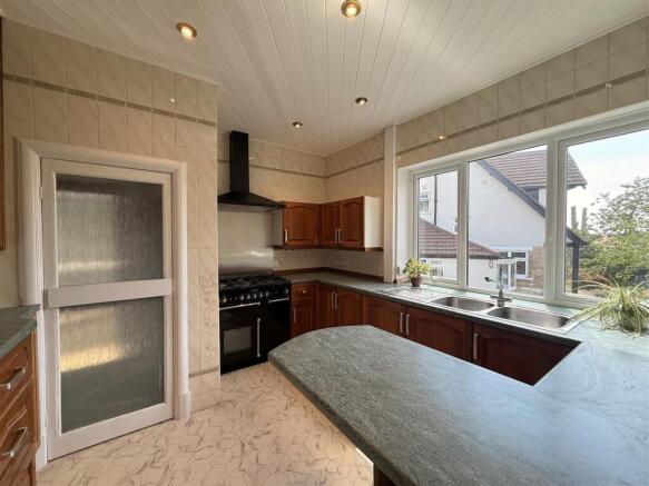 4 bed Semi-Detached to rent Image 5