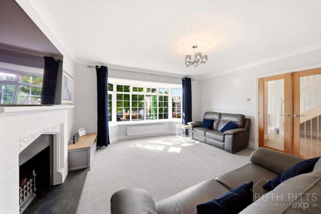 6 bed Detached for sale Image 9