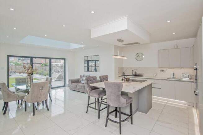 4 bed Detached for sale Image 8