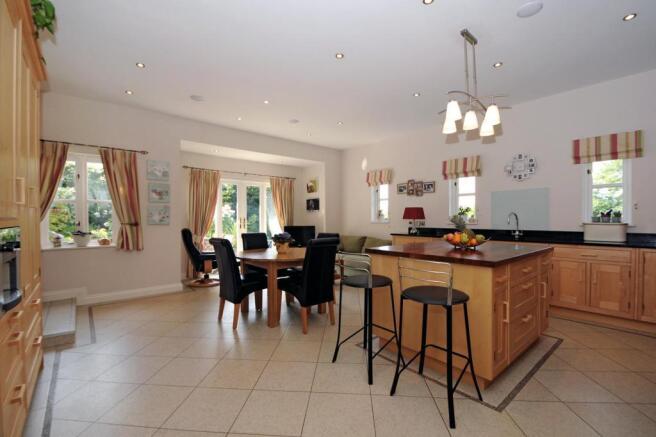 Mapel Fitted Kitchen with Oak & Granite Surfaces
