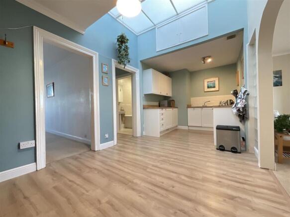 3 bed Flat for sale Image 10