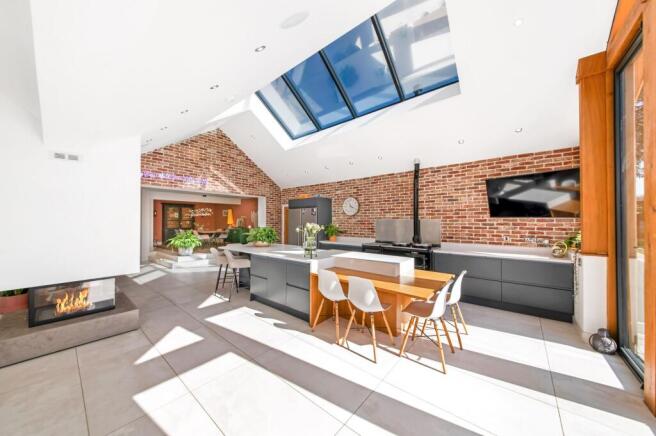 5 bed Detached for sale Image 9