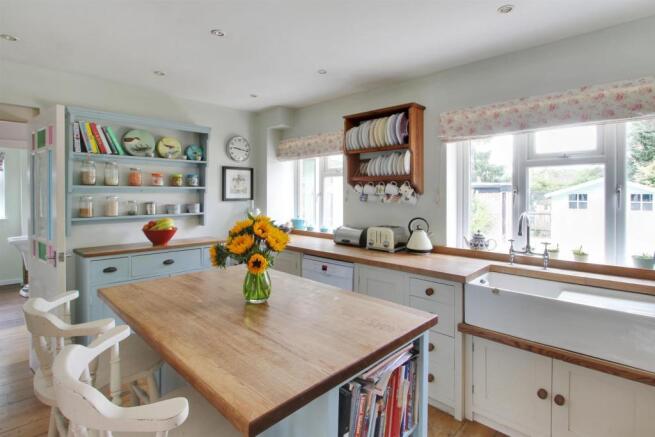 Kitchen 2.jpg