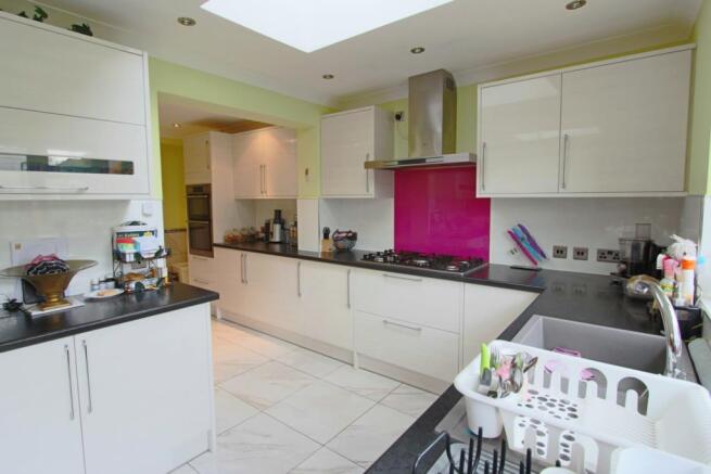 FITTED KITCHEN DINER