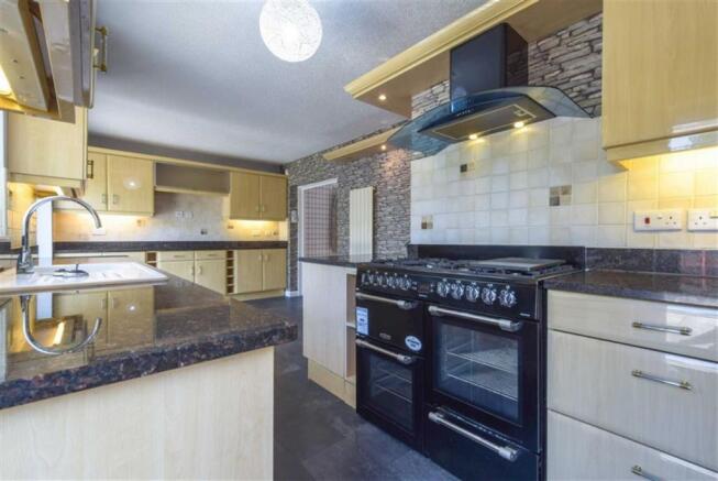 Kitchen (alternative view 2)