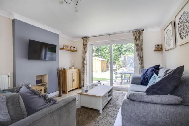 7 Oaktree Close Living Room.jpg