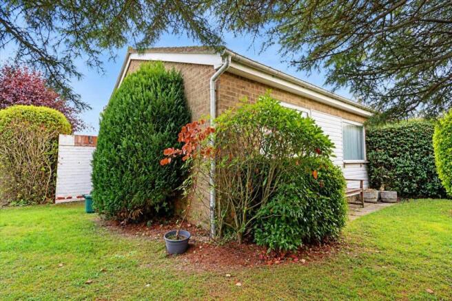 2-bed bungalow on Woodbridge Grove, Clacton on Sea, £199,995