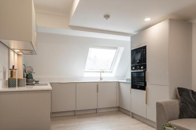 4 bed Apartment to rent Image 5