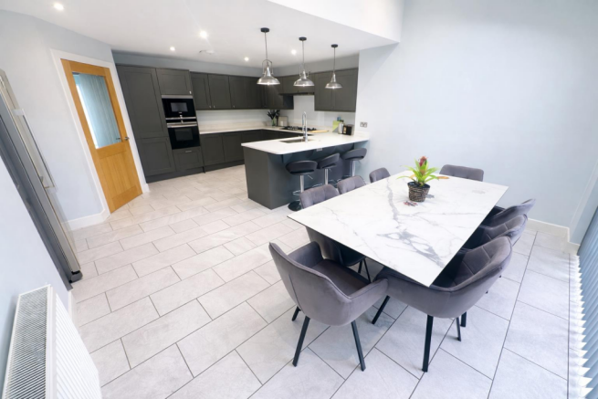 KITCHEN / DINING ROOM