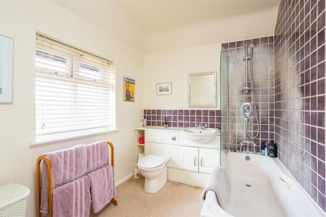 En-Suite Bathroom