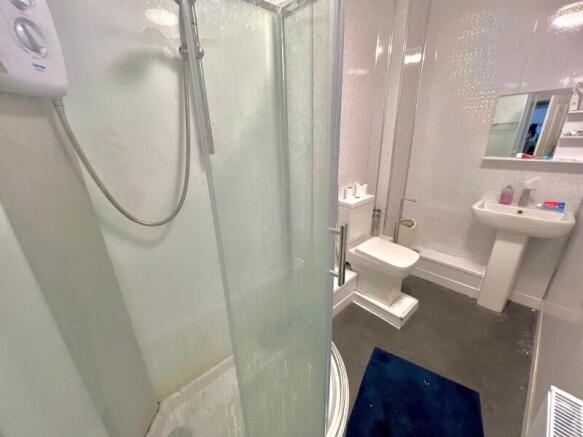 4 bed Terraced to rent Image 5