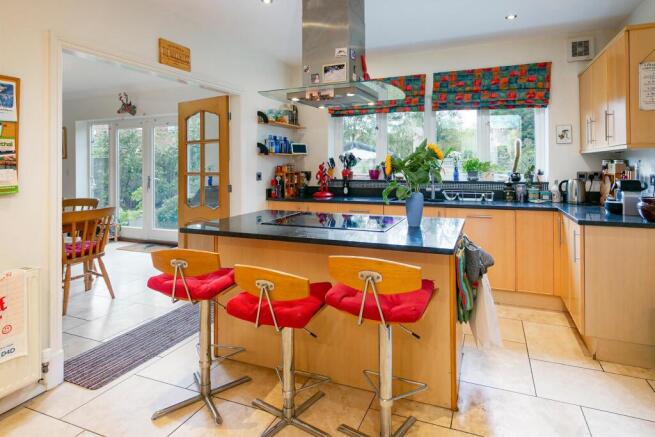 4 bed Detached for sale Image 7
