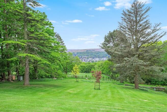 5 bed Detached for sale Image 4