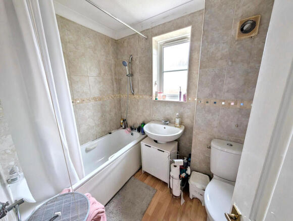 4 bed Detached for sale Image 8