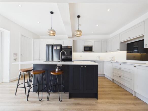 Open plan kitchen/dining/living: