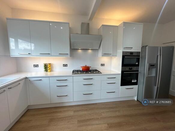 Fully Fitted Kitchen 
