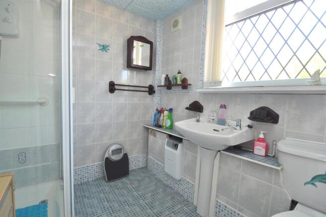 Ensuite Shower Room to Study/optional Bedrrom 3