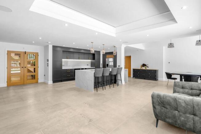 5 bed Detached for sale Image 6