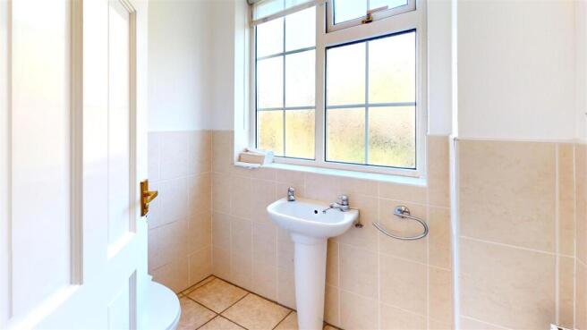9-Newall-Hall-Park-Bathroom.jpg