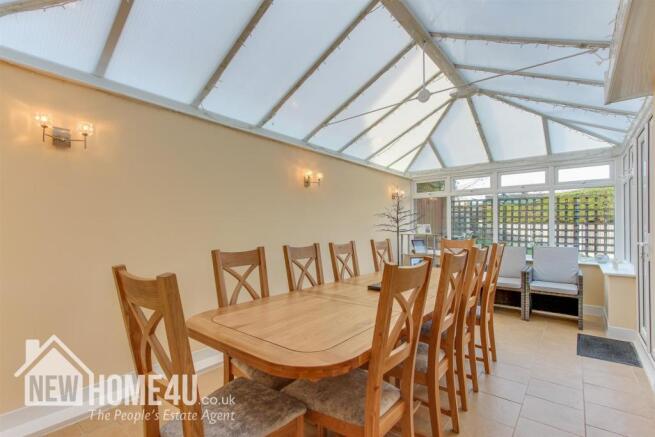 CONSERVATORY / DINING ROOM: