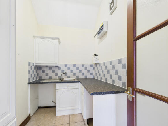 4 bed House to rent Image 4