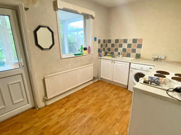 sunny bank road 11 kitchen.jpg