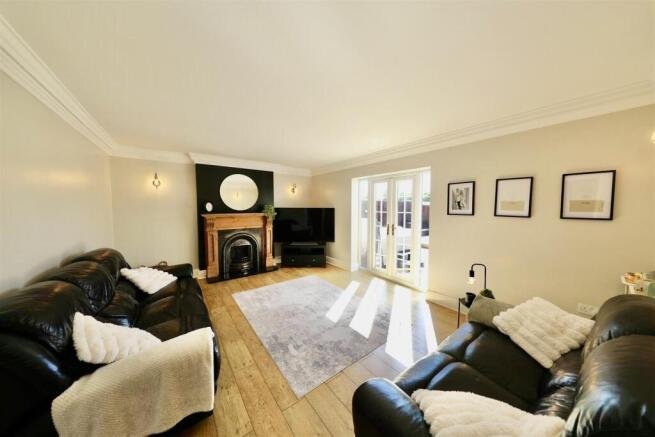 6 bed Detached for sale Image 5