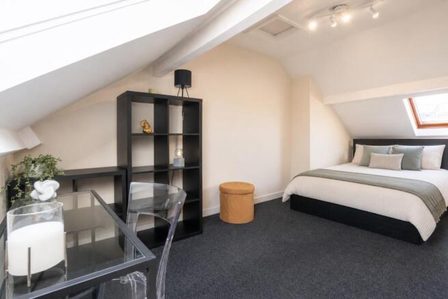 4 bed House to rent Image 5