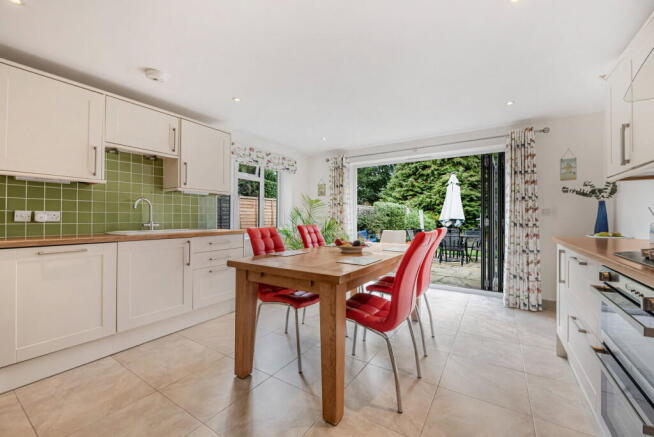 Nightingale Crescent, West Horsley photo 3