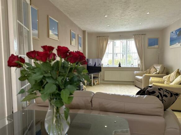 Open-Aspect Into Lounge 651