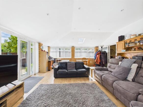 16 Park Farm Way photo 4