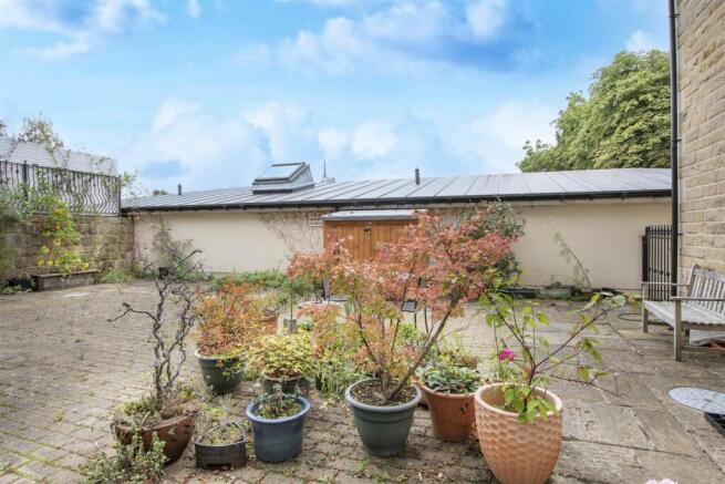 3 bed Apartment to rent Image 12