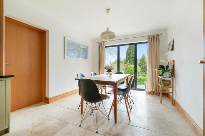 KITCHEN / DINING