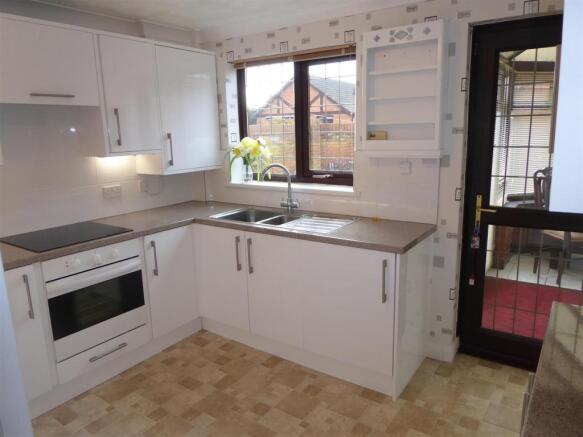 MODERN FITTED KITCHEN