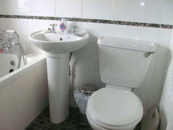 FIRST FLOOR BATHROOM