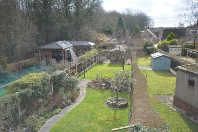 REAR GARDEN 01.JPG