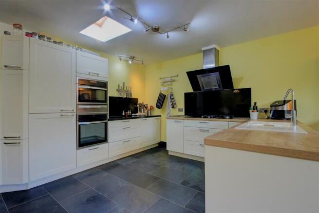 KITCHEN FAMILY ROOM