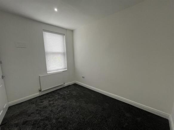 3 bed Terraced to rent Image 8