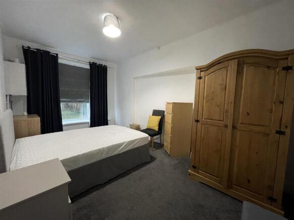 2 bed Apartment to rent Image 4