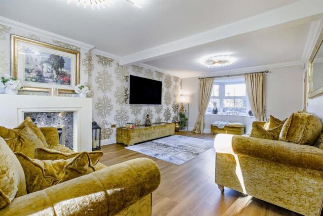 5 bed Detached for sale Image 10