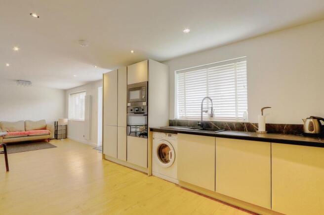 4 bed Semi-Detached to rent Image 8