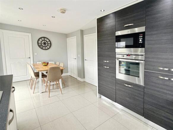 4 bed Detached for sale Image 10