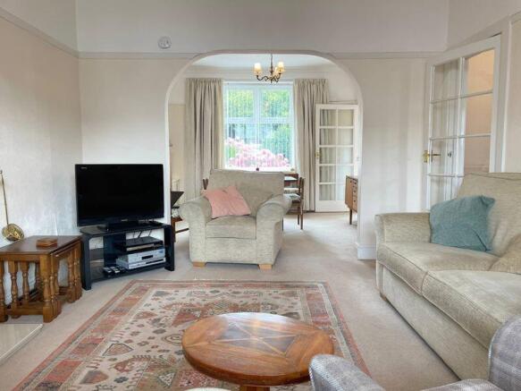 Lounge/Dining Area