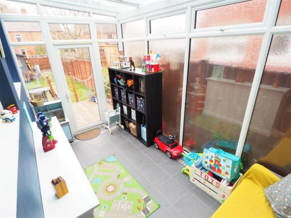 Sizeable Conservatory 753