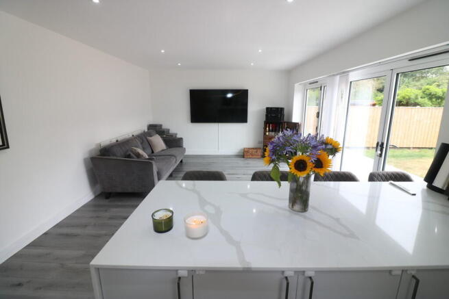 5 bed Detached to rent Image 7