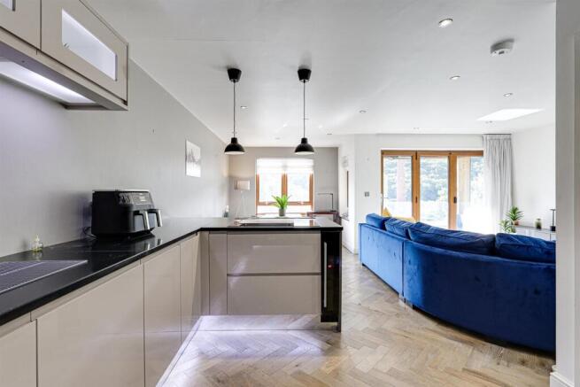 4 bed Semi-Detached for sale Image 11