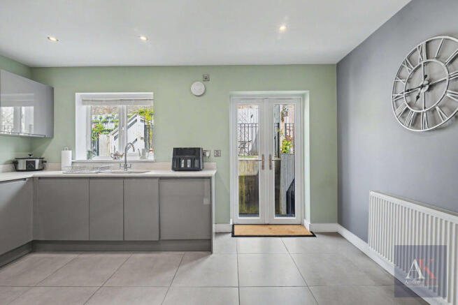 4 bed Semi-Detached for sale Image 5
