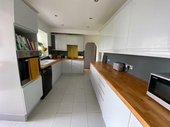Kitchen 2.jpg