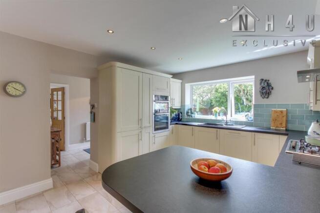 KITCHEN / BREAKFAST ROOM: