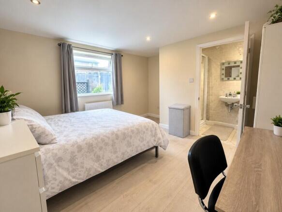 bed to ensuite